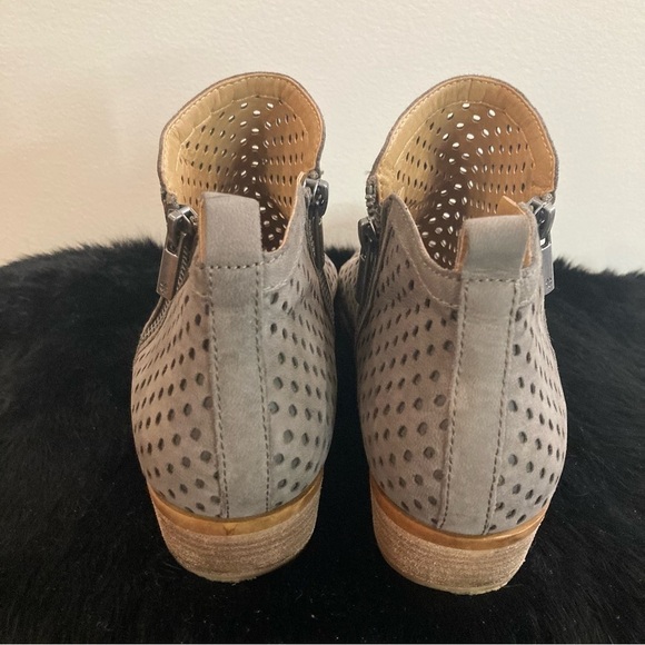 LUCKY BRAND Sz 8 Basel Laser Cutouts Western Boho Style Stacked  Heel Booties - Picture 10 of 11